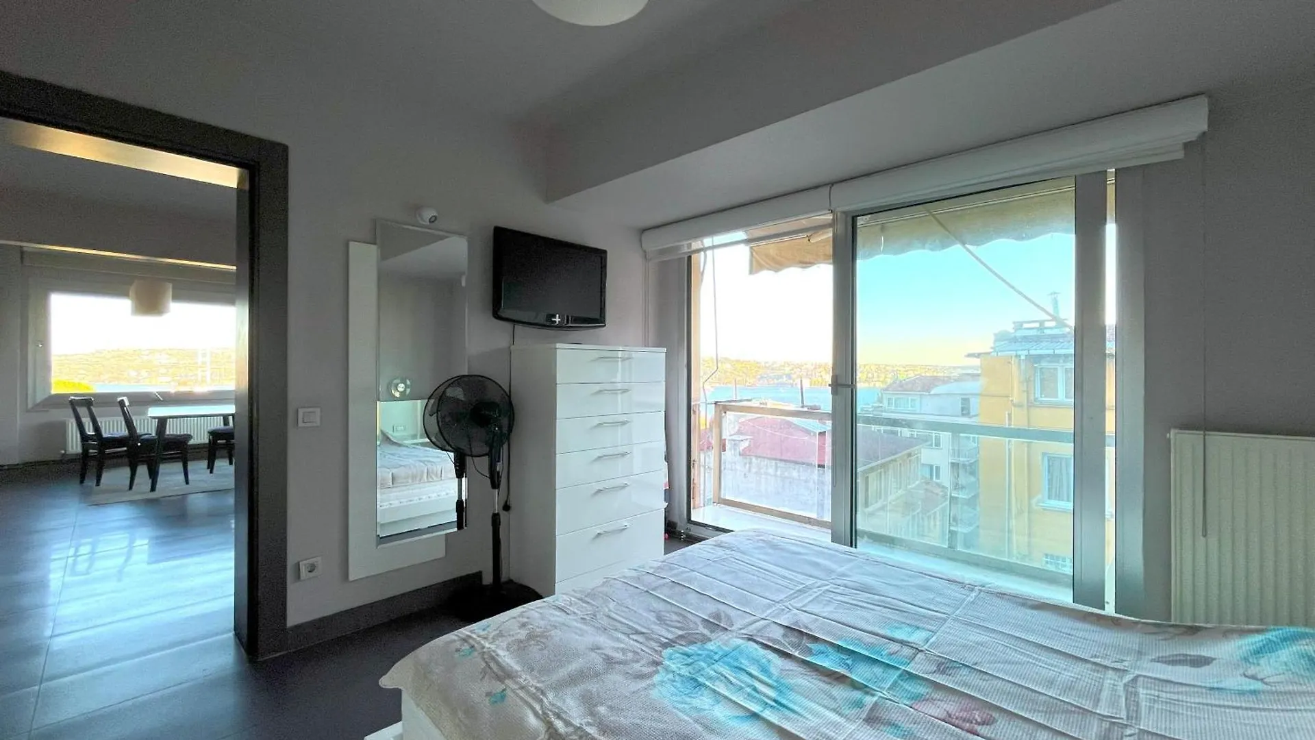 Stylish Apartment With Bosphorus View In Besiktas 伊斯坦布尔